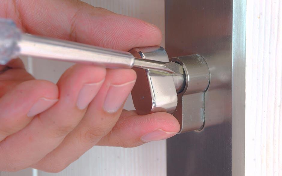 Allauch changer verrou porte